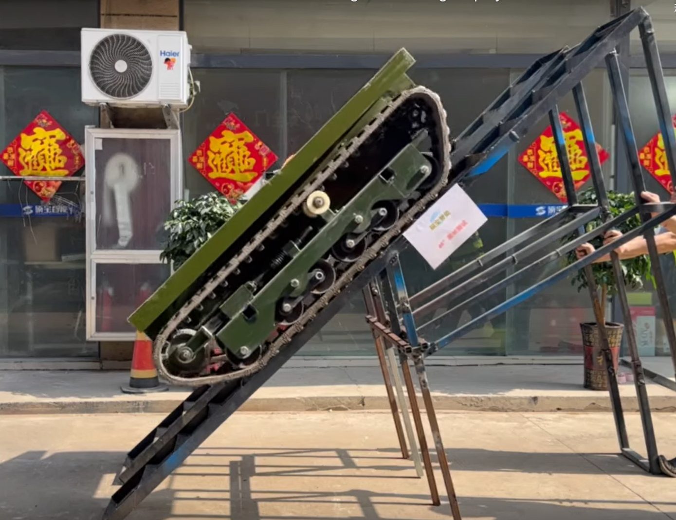 45°极限挑战！这履带车真猛